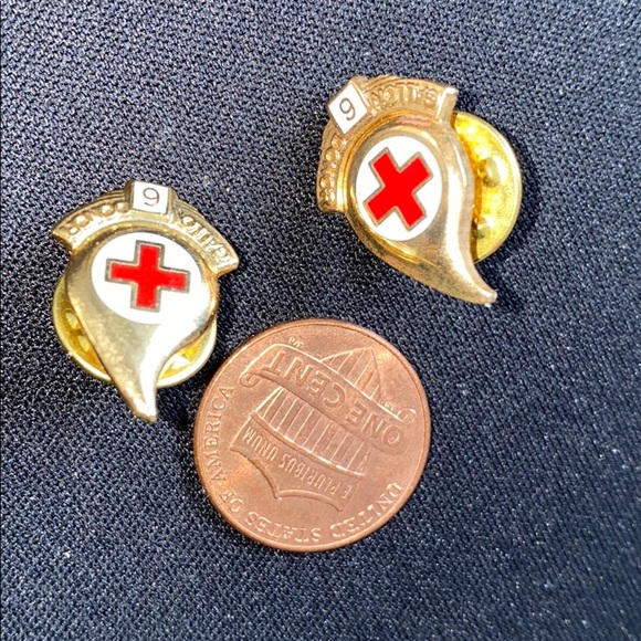 Red Cross 6 Gallons Donner enamel pins - Picture 3 of 3